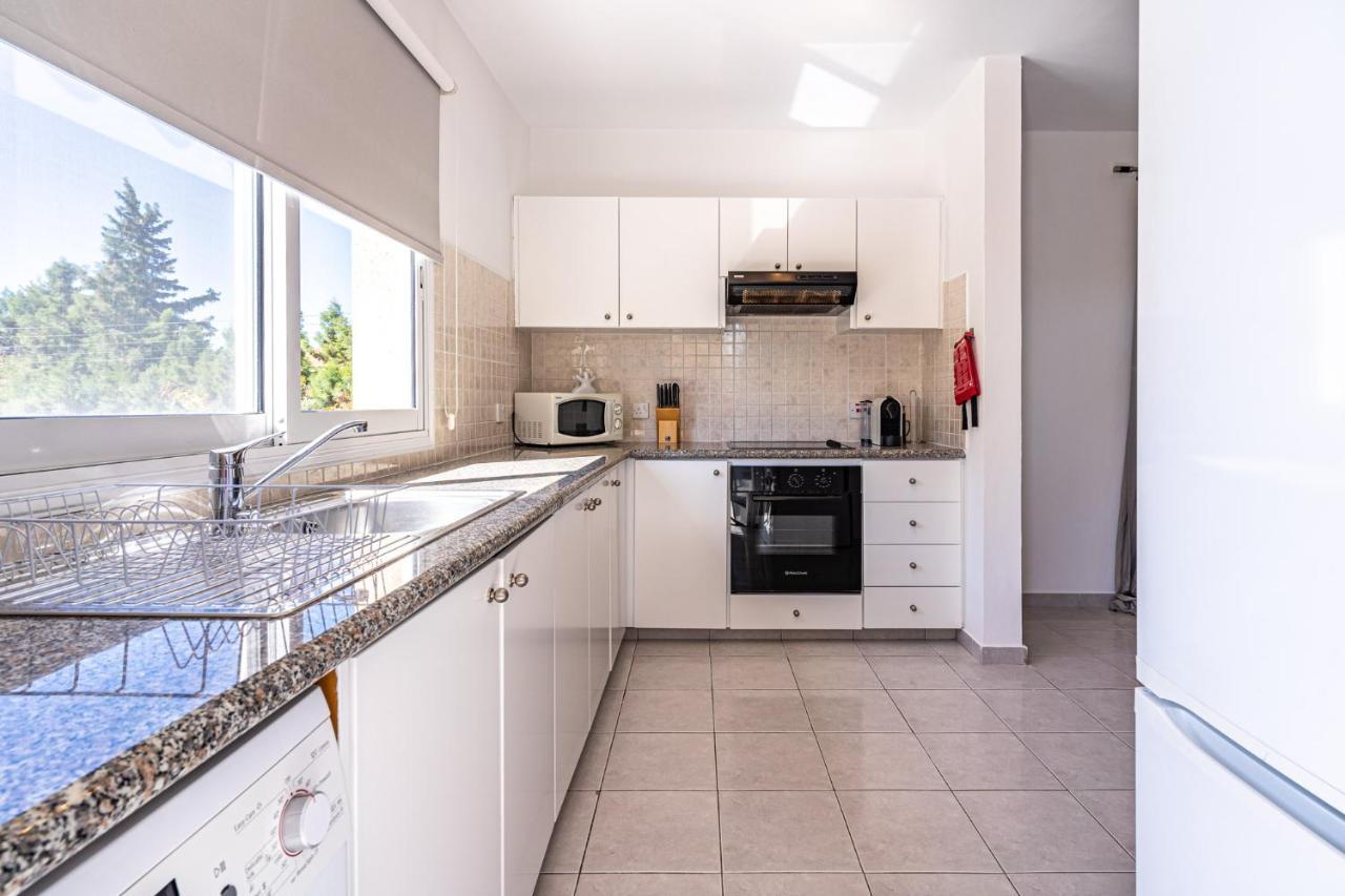 Summer Breeze Holiday Apartment With Pool Paphos Esterno foto